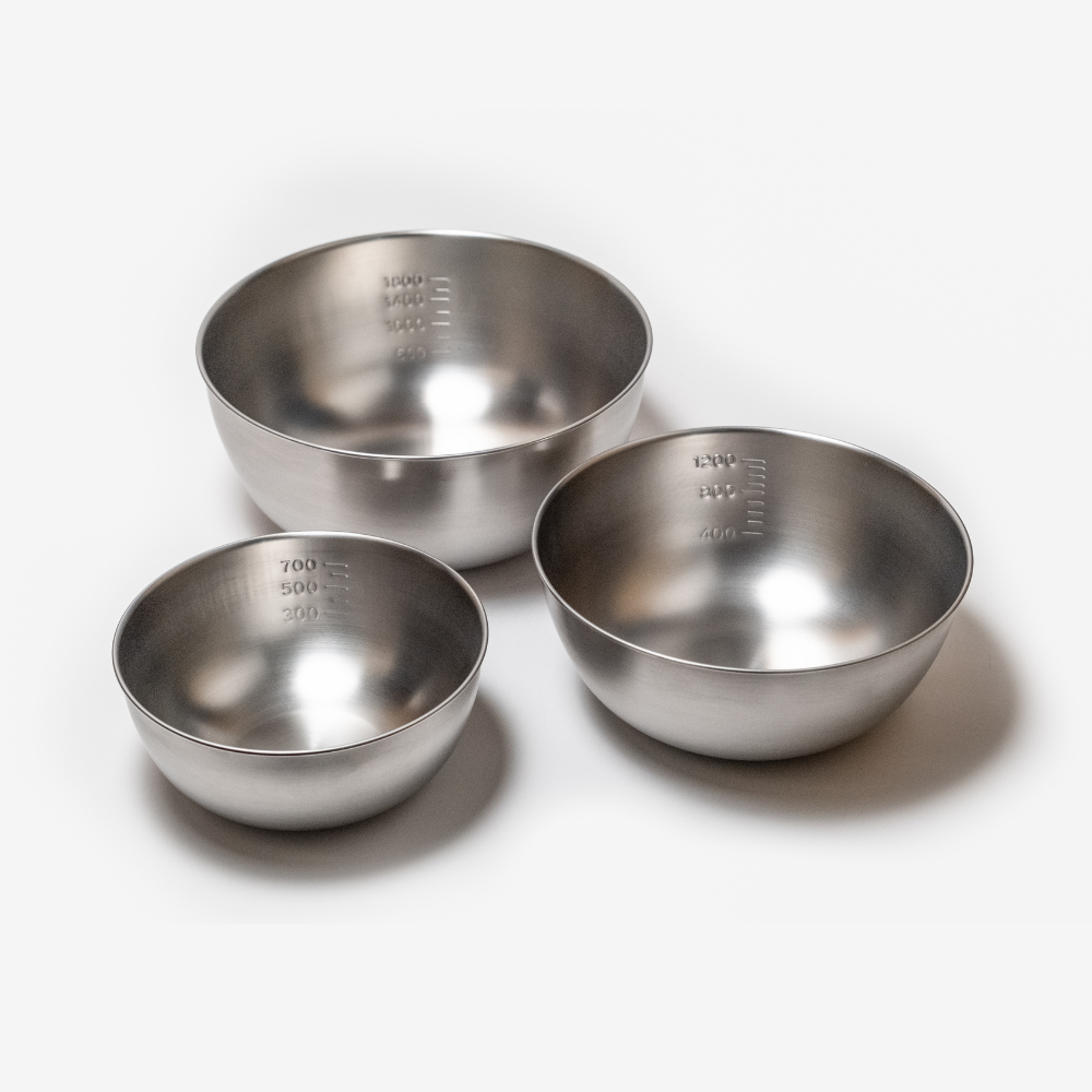 A deep bowl and a colander that won't let rice fall through