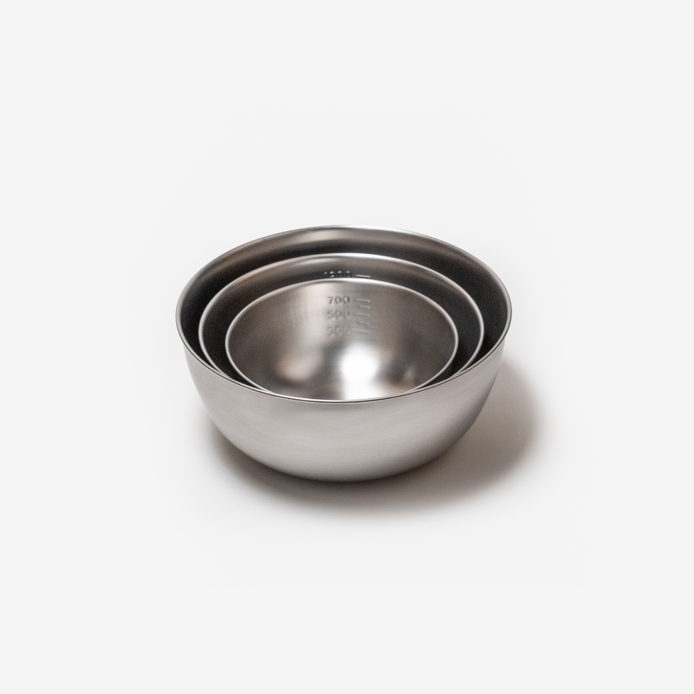 A deep bowl and a colander that won't let rice fall through