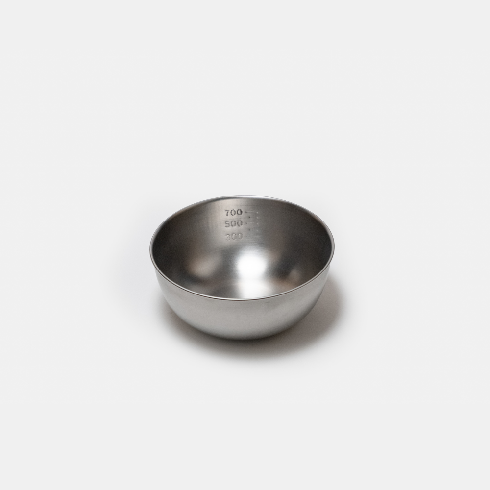 A deep bowl and a colander that won't let rice fall through