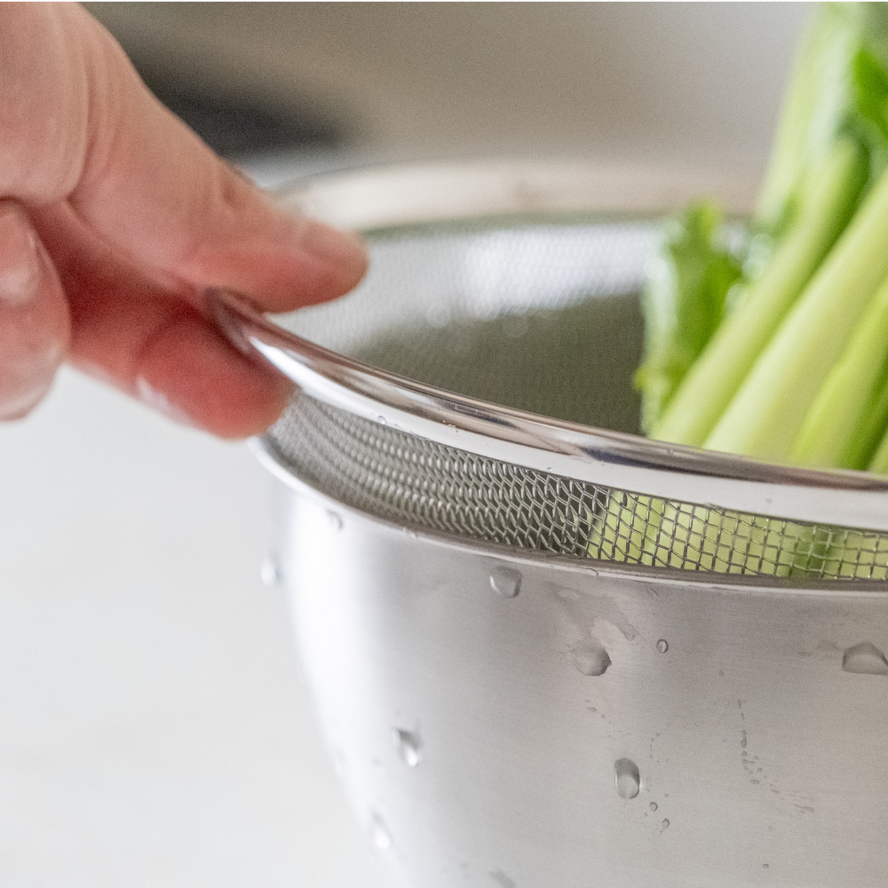 A deep bowl and a colander that won't let rice fall through